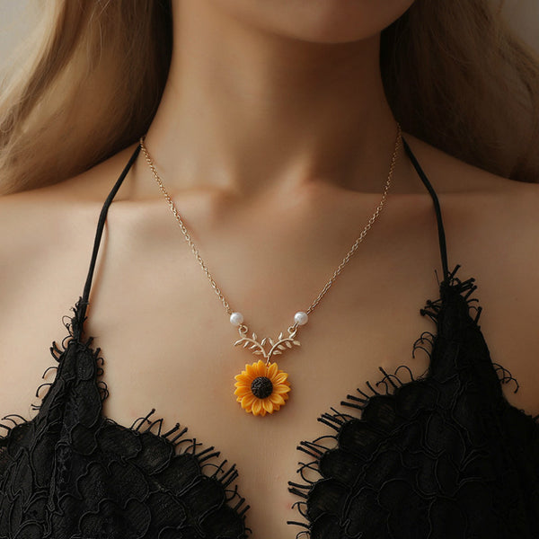 Exquisite Sunflower Pearl Necklace