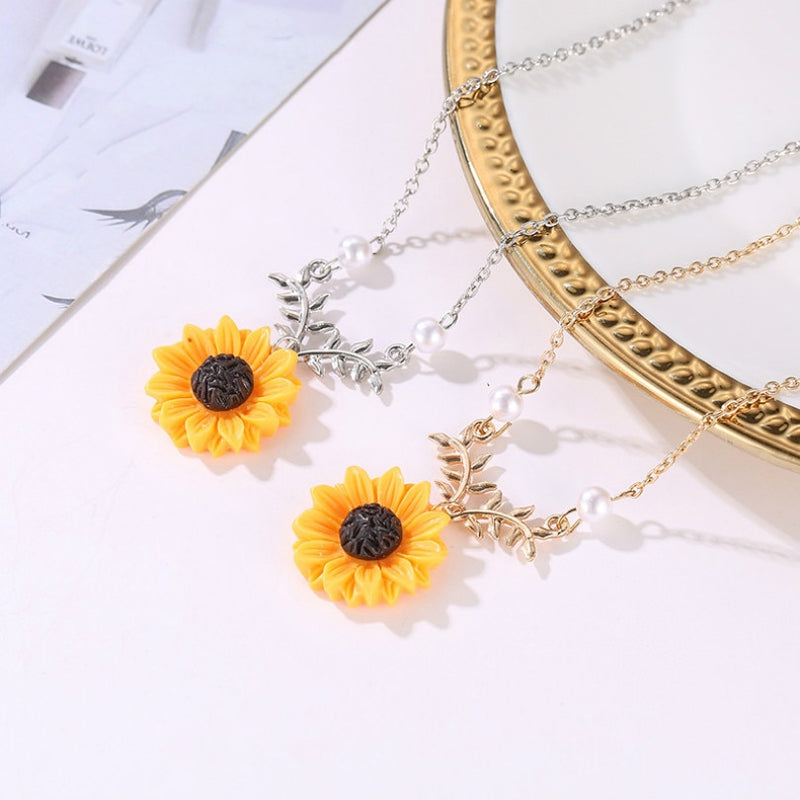 Exquisite Sunflower Pearl Necklace