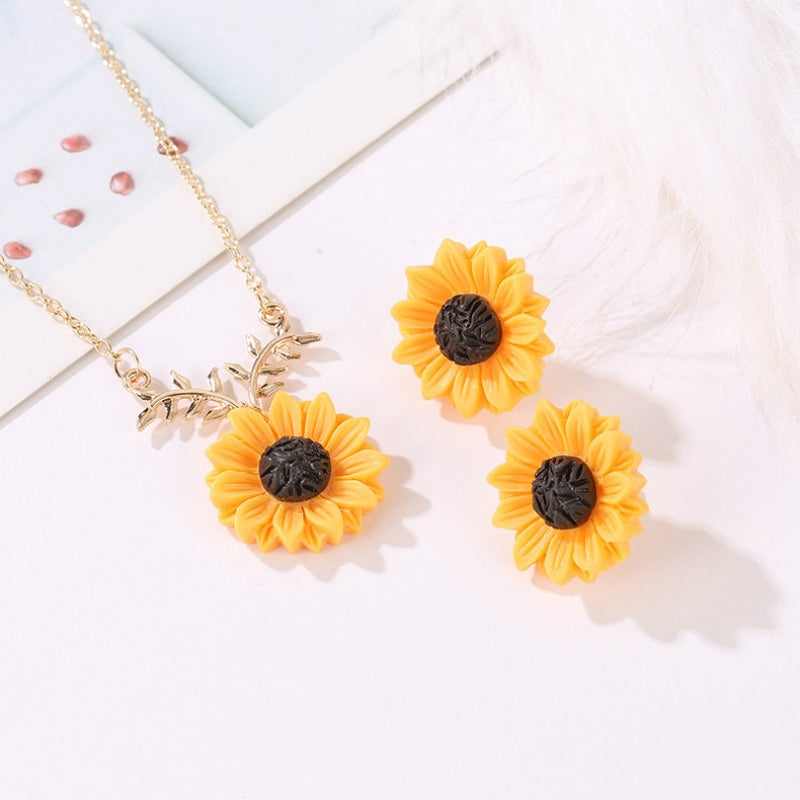 Exquisite Sunflower Pearl Necklace