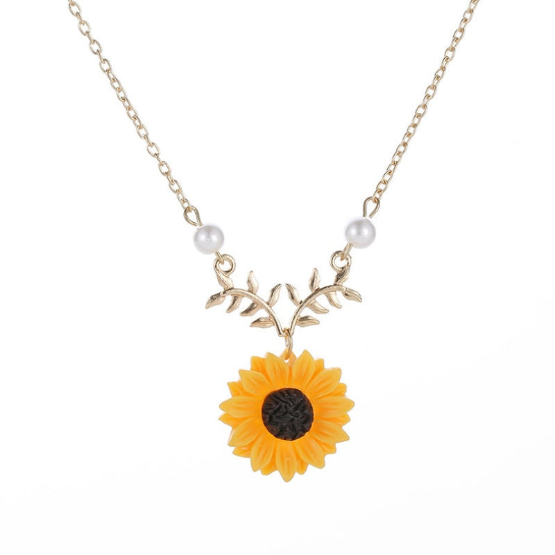Exquisite Sunflower Pearl Necklace